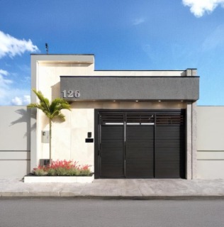 Muro Liso com Detalhe em Madeira — frente 6 a 8m